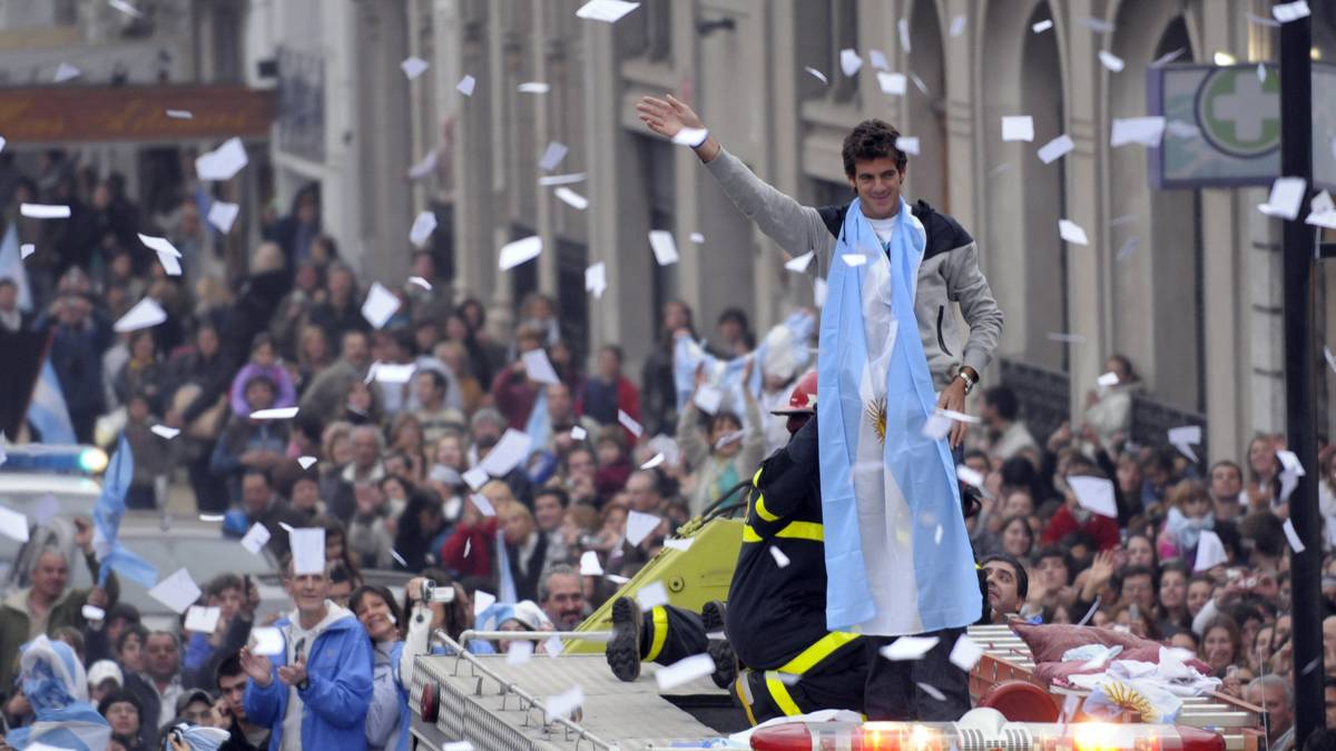 Im Anschluss daran wird ihm in seiner Heimat ein Empfang bereitet, wie man ihn sonst aus dem Fußball oder den großen US-Sportligen kennt. Der damals 20-Jährige wird von den Fans wie ein König gefeiert