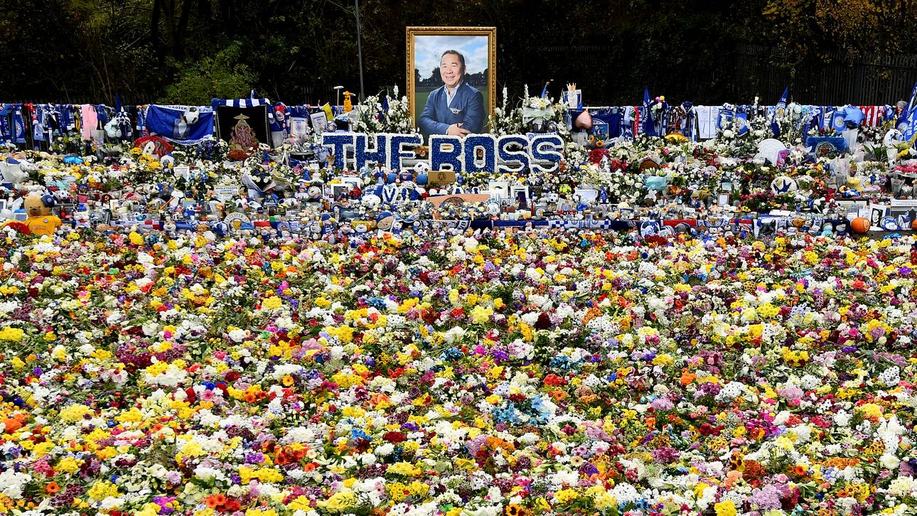 An der Unglücksstelle in Leicester bildete sich ein Meer aus Blumen, Schals und Trikots