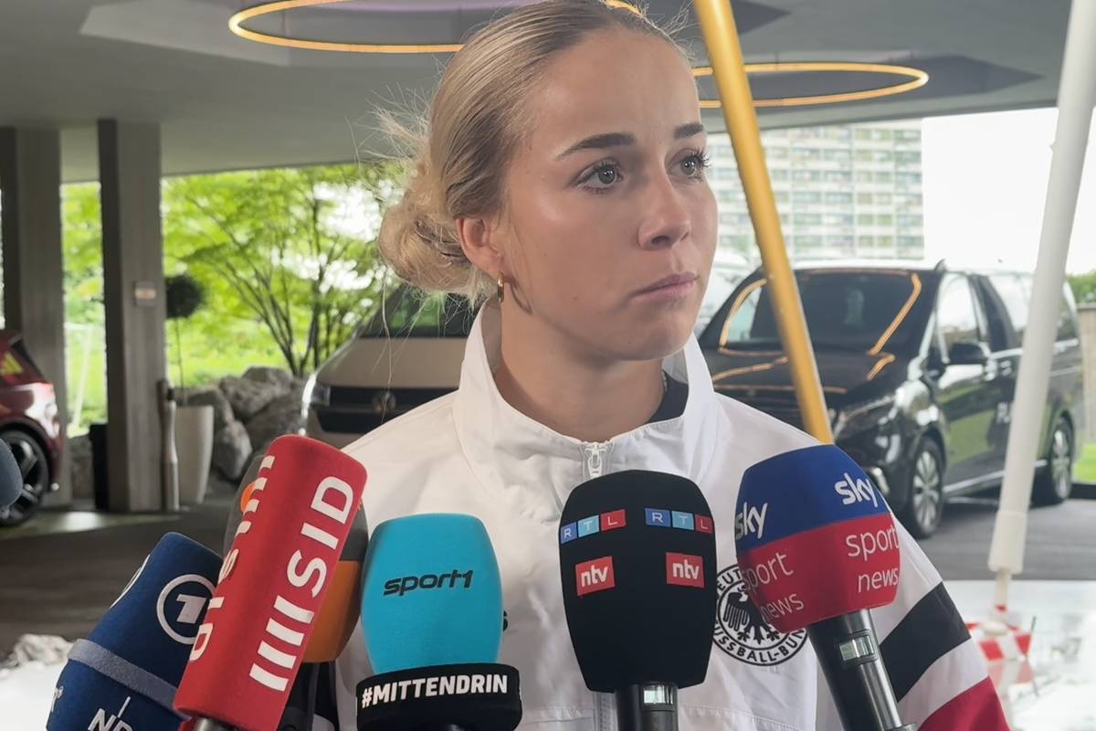 Die verletzte DFB-Kapitänin Giulia Gwinn schwärmt nach dem Halbfinal-Aus gegen Spanien vom Zusammenhalt im Team. 