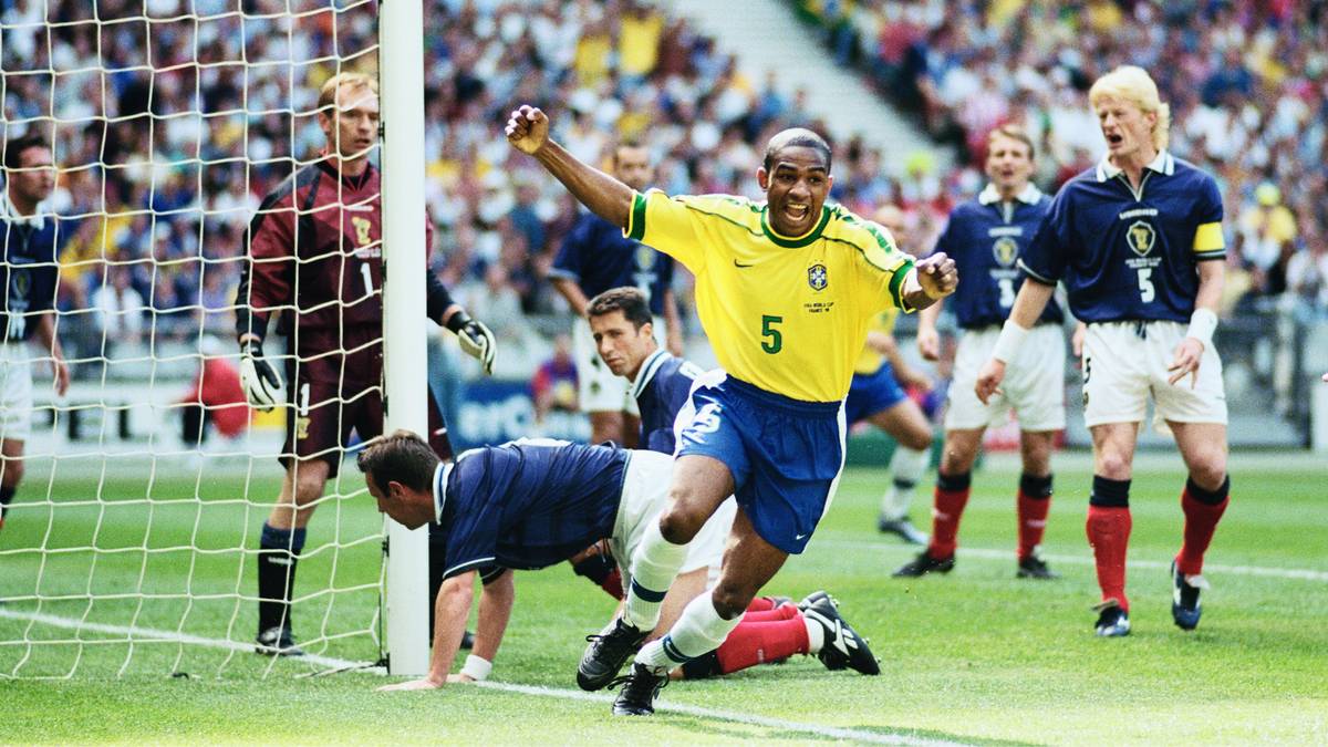 WM 1998: BRASILIEN - SCHOTTLAND 2:1 - Auch Weltmeister Brasilien kann gegen den klaren Außenseiter aus Schottland wenig überzeugen. Dank des Eigentors des Schotten Tommy Boyd behält der Rekordweltmeister aber knapp die Oberhand