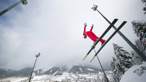 Der Absprung entscheidet beim Skispringen sehr oft über die Weite des Sprungs
