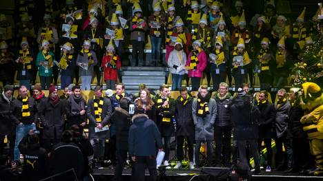 Weihnachten in schwarz-gelb! Mannschaft und Fans von Borussia Dortmund sangen gemeinsam Weihnachtslieder