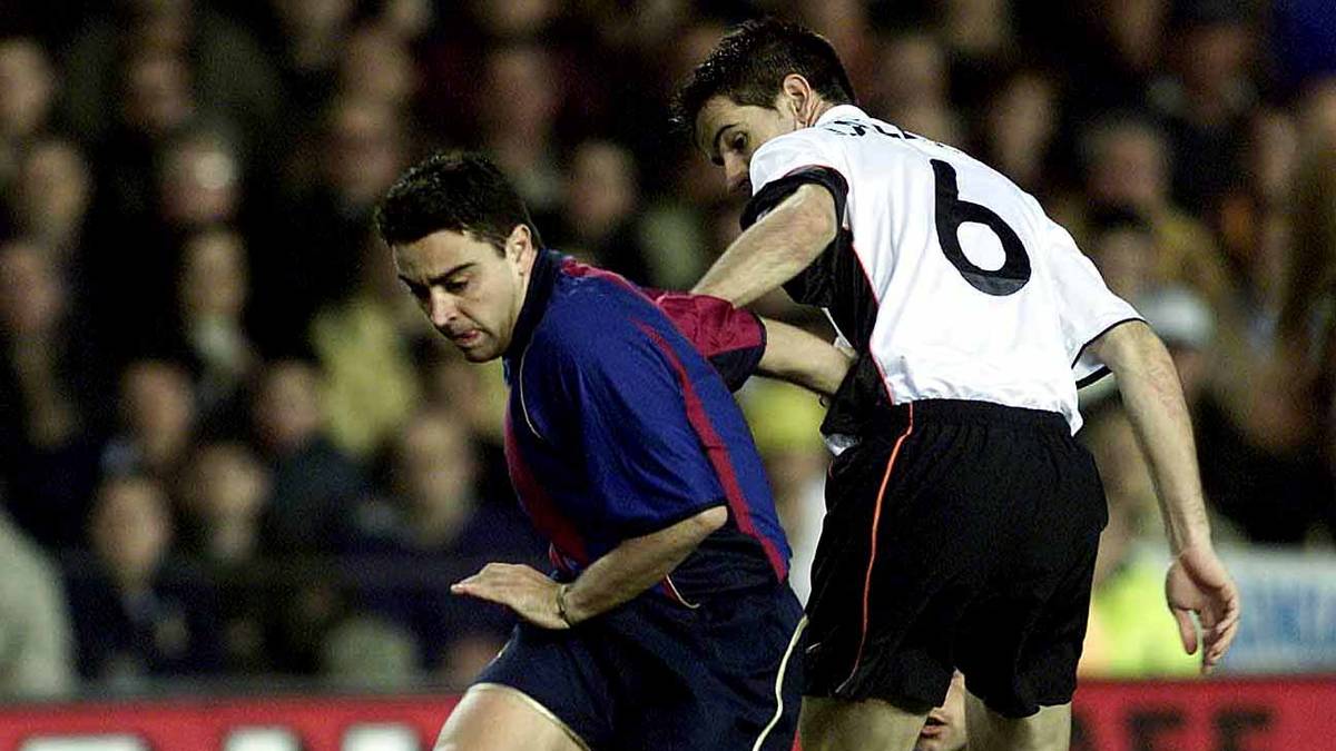 XAVI: So wie er Gegner früher in der Halle umkurvte, spazierte der Spanier später auf Rasen durch Abwehrreihen. 