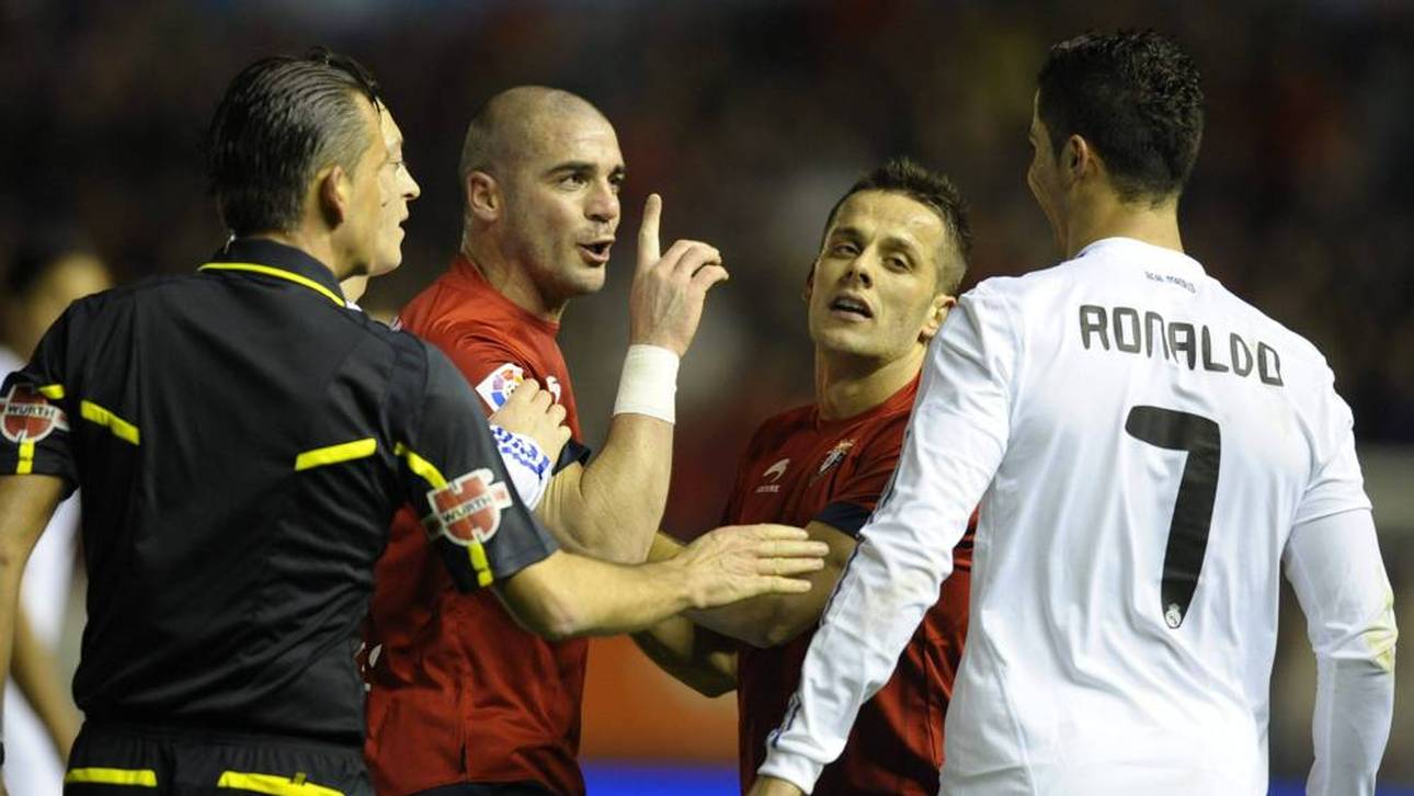 Walter Pandiani (l.) teilt ordentlich gegen Cristiano Ronaldo aus
