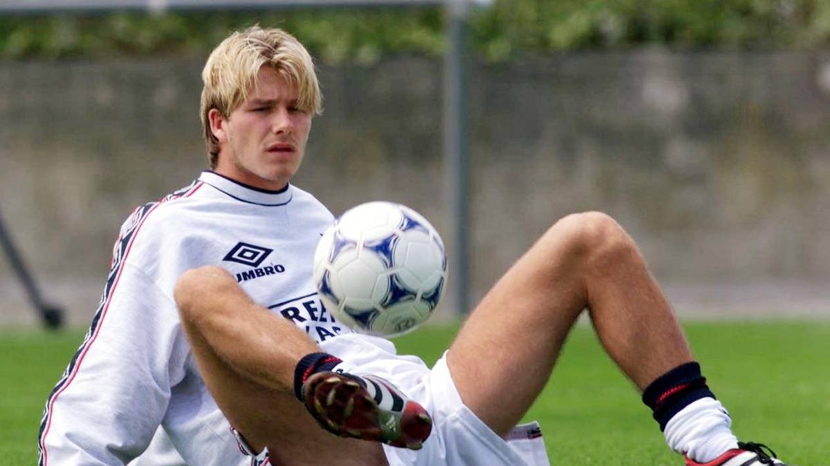 Beckhams Omnipräsenz kommt allerdings nicht überall gut an. Im Vorfeld der WM 1998 wirft ihm Nationalcoach Glenn Hoddle erst vor, er konzentriere sich nicht ausreichend auf das Wesentliche. Dann setzt er ihn in den ersten zwei Gruppenspielen zu Beginn jeweils nur auf die Bank
