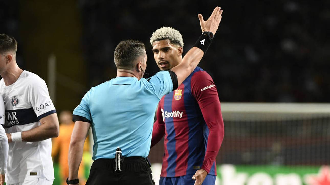 Ronald Araújo (r.) sah gegen PSG die Rote Karte