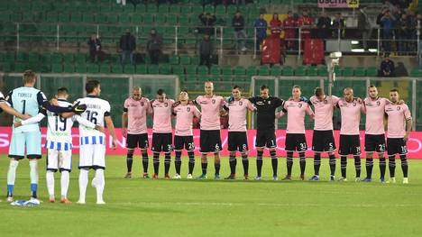 Serie B: Die Spieler von Palermo Calcio (rosa) bekommen einen neuen Klubbesitzer