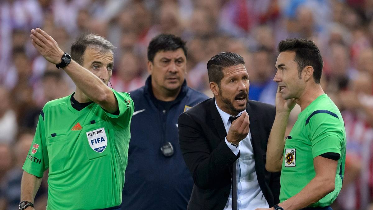 Diego Simeone von Atletico Madrid diskutiert mit Schiedsrichtern