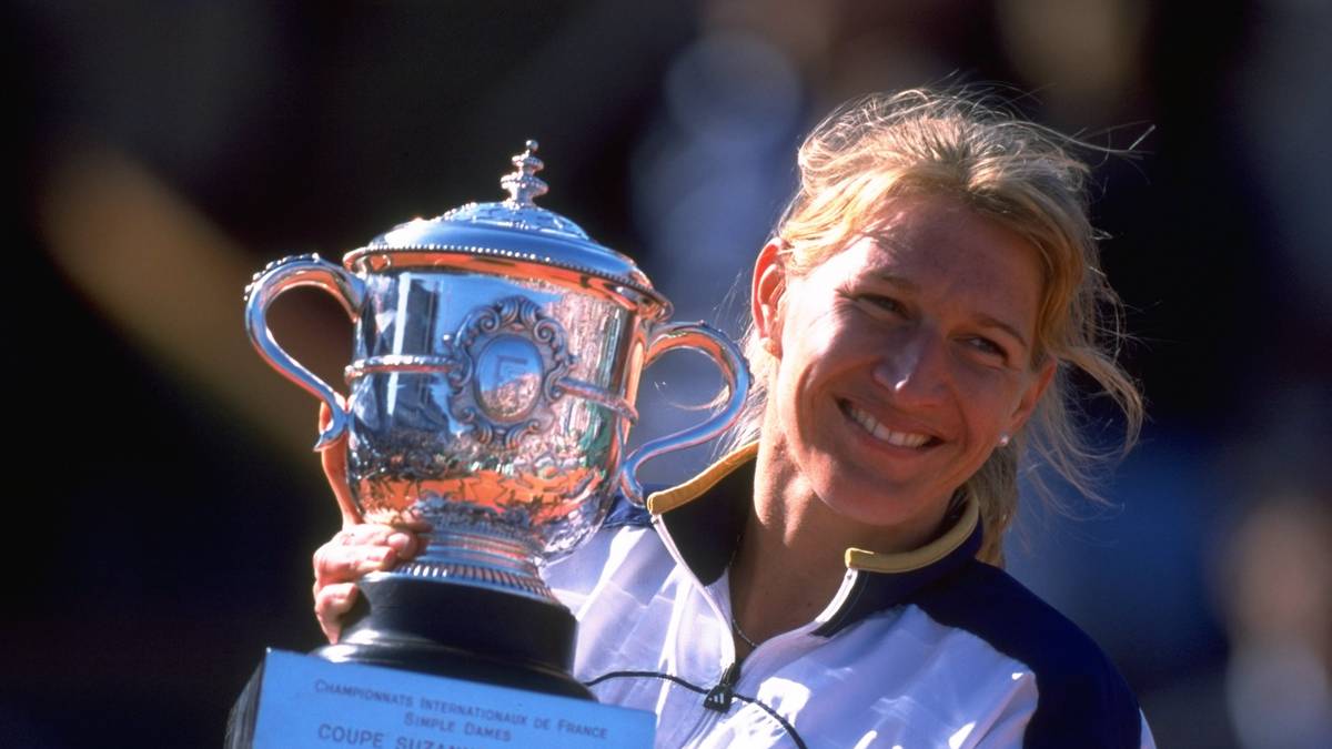 DER LETZTE TRIUMPH 1999: Nachdem Graf am 8. Juni 1998 erstmals seit 1983 nicht mehr in der Weltrangliste geführt wurde, hatten sie die Experten schon abgeschrieben. Aber bei den French Open feierte sie nochmal ein großes Comeback und holte im Finale gegen Martina Hingis ihren 22. und letzten Grand-Slam-Titel
