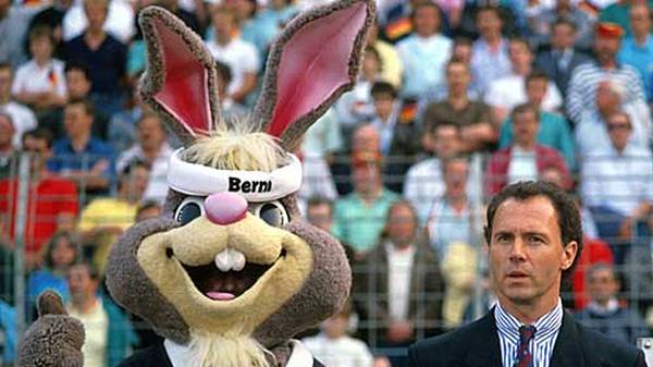 Das gelingt der BRD 1988 nicht, sie muss sich unter Teamchef Franz Beckenbauer (r.) mit Platz drei zufrieden geben. An Maskottchen "Berni" hat's sicher nicht gelegen. Das Kaninchen macht neben dem Kaiser eine gute Figur