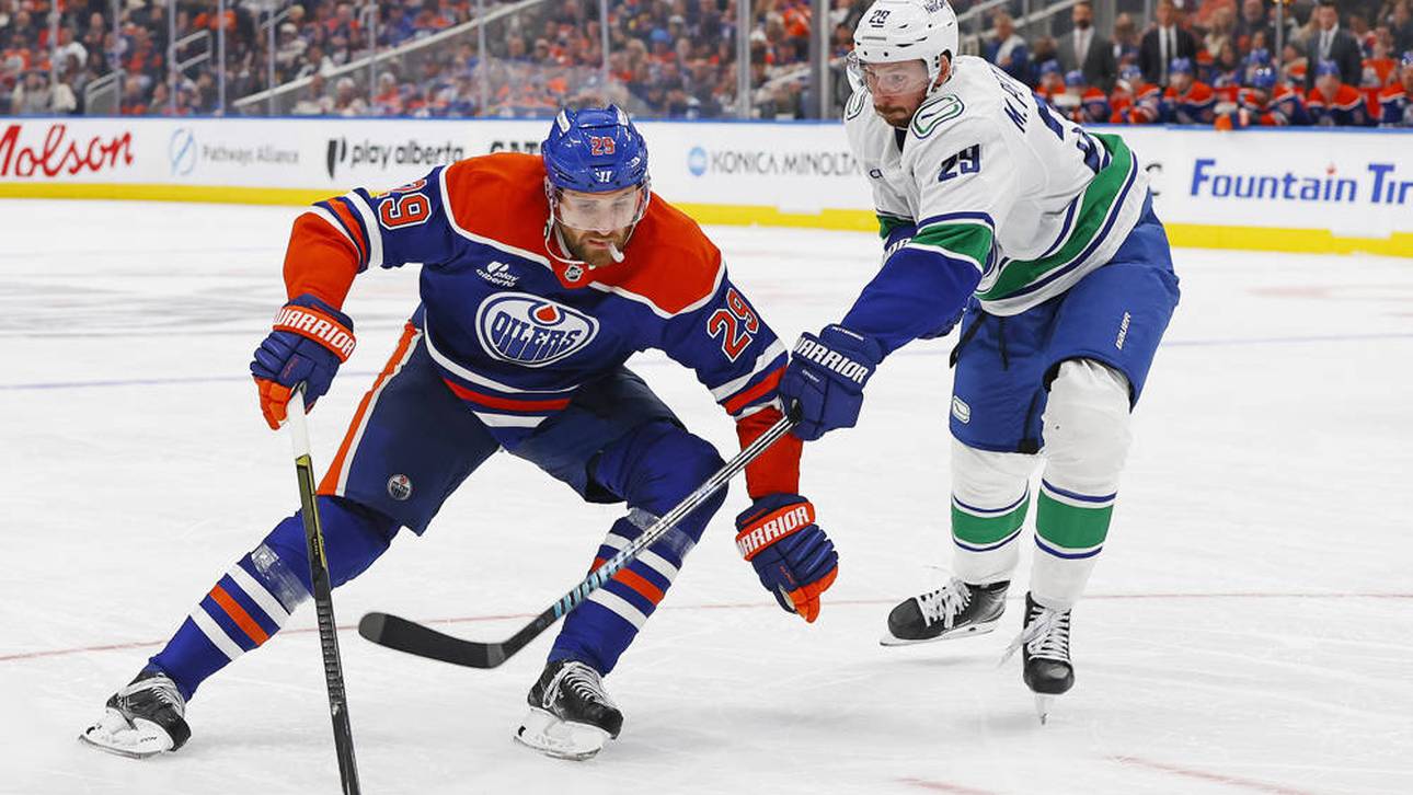 Leon Draisaitl (l.) im Zweikampf mit Vancouvers Marcus Pettersson