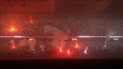 Mohamed Salah ist in der Türkei angekommen und erlebt bei seiner Vorstellung einen emotionalen Empfang. Der Superstar unterschreibt seinen Vertrag und zeigt sich von der Unterstützung der Fans überwältigt.