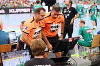 Seit einer Saison können sich die Schiedsrichter in der Handball-Bundesliga strittige Szenen nochmal am Monitor anschauen. Ein Liga-Funktionär spricht sich für die nächsten Neuerungen aus.