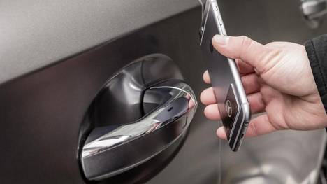 Mit der NFC-Technologie lässt sich wie hier bei Mercedes im digitalen Fahrzeugschlüssel-Sticker das Auto berührungslos öffnen, schließen und starten