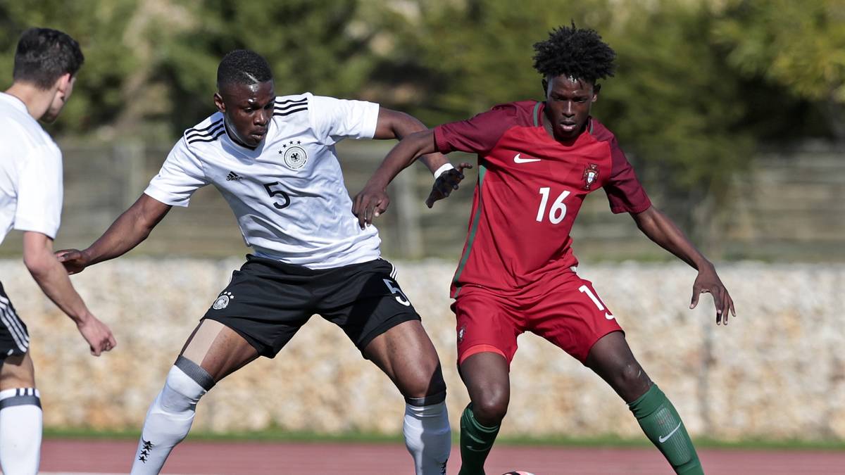 KEVIN BUKUSU: Der Leverkusener ist zwar nur 1,77 Meter groß, aber dennoch eine feste Größe in der Innenverteidigung