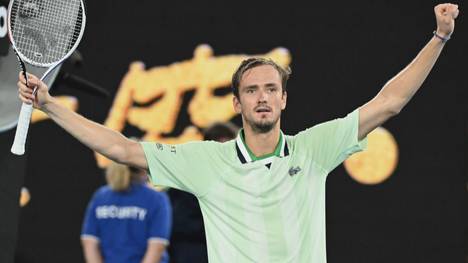 Daniil Medvedev steht im Finale der Australian Open. Der Russe setzte sich in vier Sätzen gegen den Griechen Stefanos Tsitipas durch. Medvedev machte seinem Ruf als Rüpel alle Ehre. 