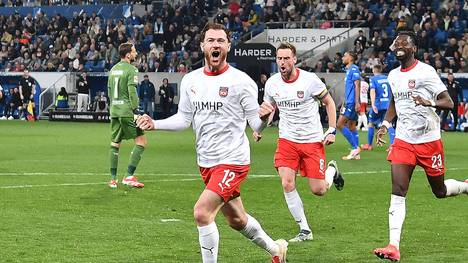 SPORT1 präsentiert die Top 10 Szenen vom 25. Spieltag der Bundesliga: Der FC Bayern München beeindruckt mit einer Choreo zum 125. Vereinsjubiläum, der BVB wird von den eigenen Fans ausgepfiffen, Eintracht Frankfurt sorgt für Last-Minute-Drama. 