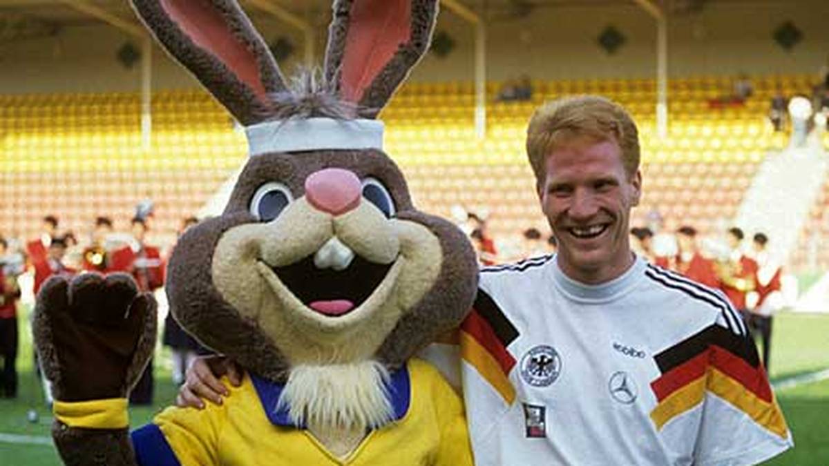 Deswegen darf er 1992 gleich noch einmal ran. Ob die Schweden zu unkreativ waren? Hier posiert das Kaninchen mit Matthias Sammer, Deutschland wird Vizeweltmeister
