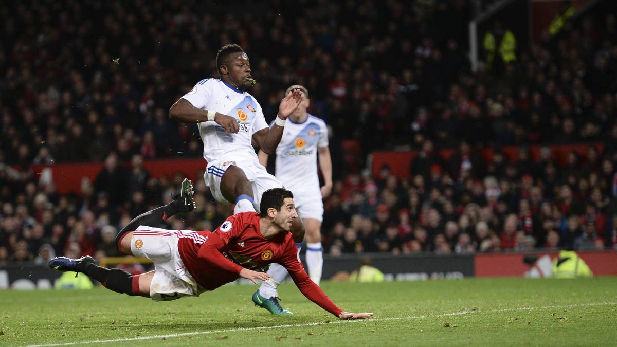 Mkhitaryan sieht ihr im Fallen hinterher und erkennt, wie sie unhaltbar für Sunderlands Keeper im linken oberen Eck einschlägt