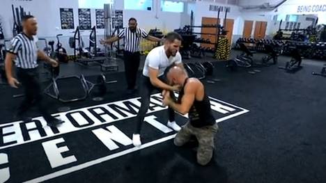Johnny Gargano (l.) und Tommaso Ciampa nahmen das WWE Performance Center auseinander
