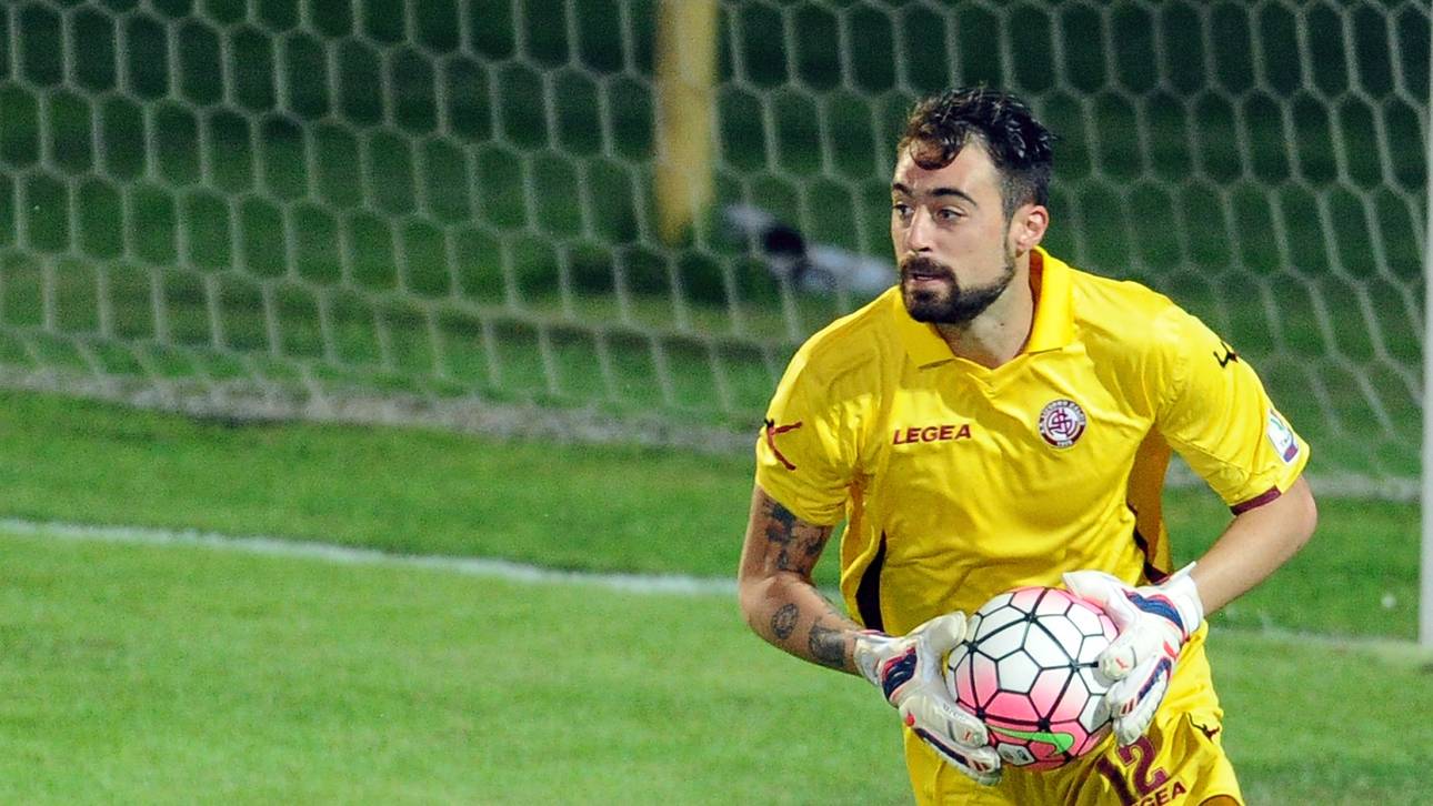 Nach Abstieg: Fan schlägt Torwart