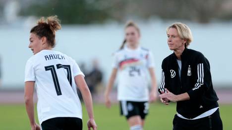 Martina Voss-Tecklenburg (r.) ist Trainerin der deutschen Frauen