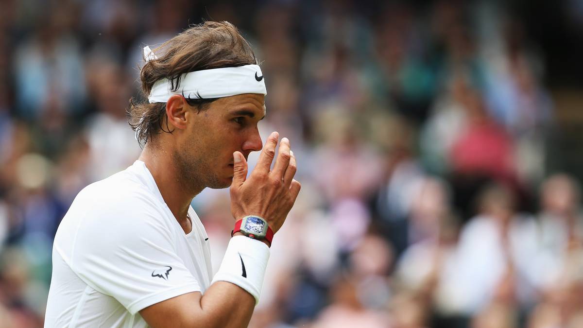 Dann werden die Haare auf der rechten Seite hinter das Ohr gesteckt