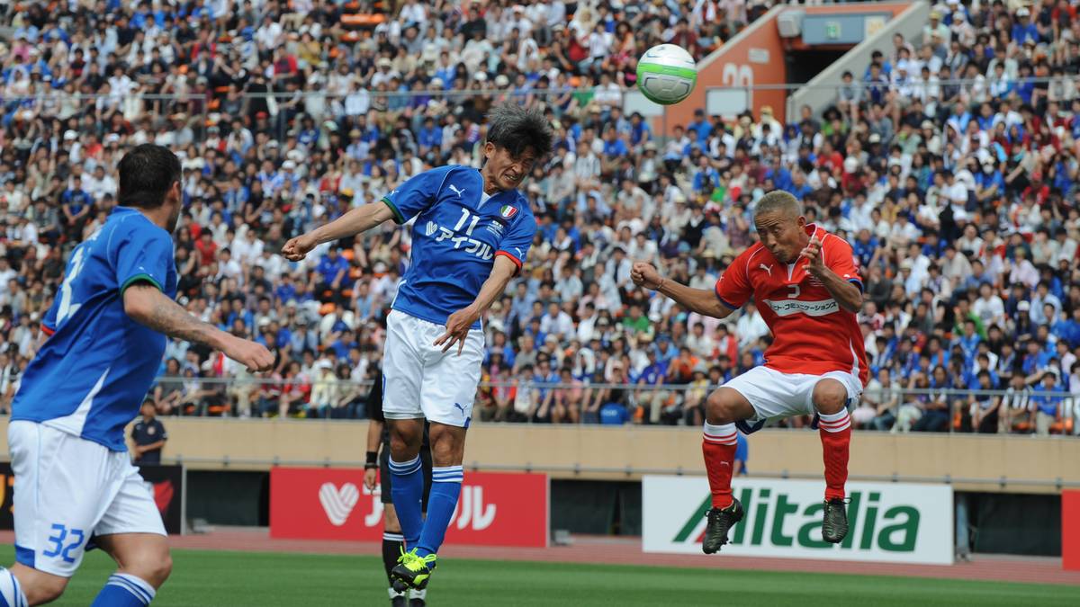 Der damals 48-Jährige Miura (M.) traf beim Zweitligaspiel seines Yokohama FC gegen Jubilo Iwata und brach seinen eigenen Rekord: Er ist damit der älteste Fußball-Profi, der im japanischen Profifußball ein Tor erzielen konnte