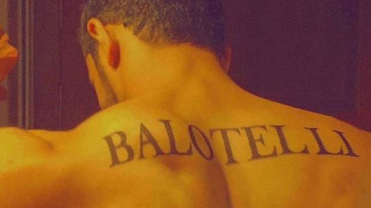 Balotelli ziert den Rücken eines Fans