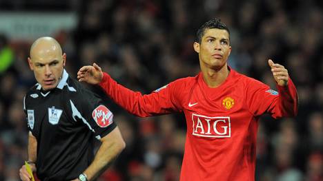 Howard Webb und Cristiano Ronaldo im Jahr 2009