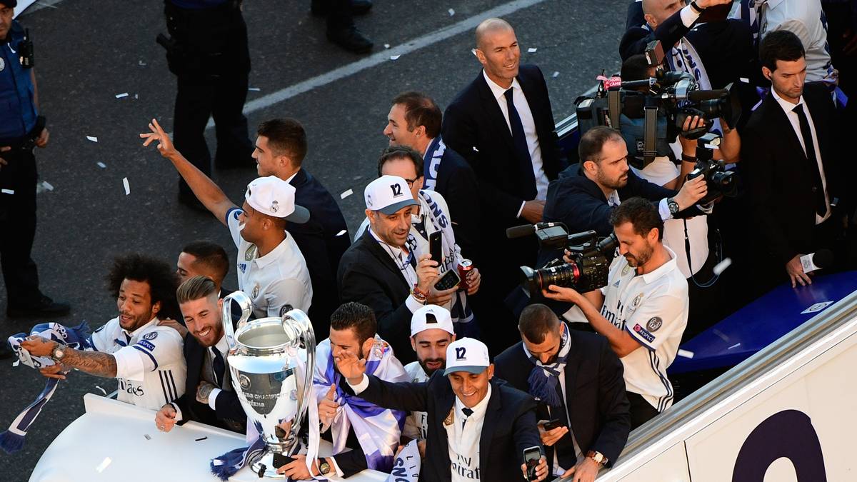 Kapitän Sergio Ramos (2.v.l.) hat dabei immer ein Auge auf den Pokal. Trainer Zinedine Zidane wirkt eher wie ein stiller Genießer im Hintergrund