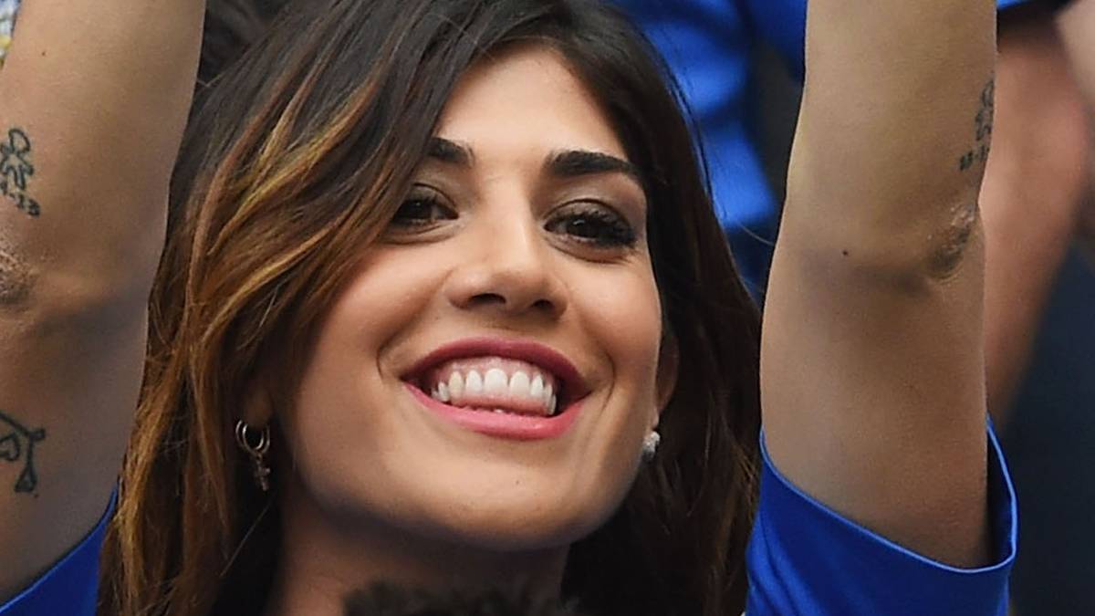 Ein Herz für Fußball, ein Herz für Italien - und das Herz auf dem Foto ist garantiert ihrem Mann Lorenzo Insigne gewidmet