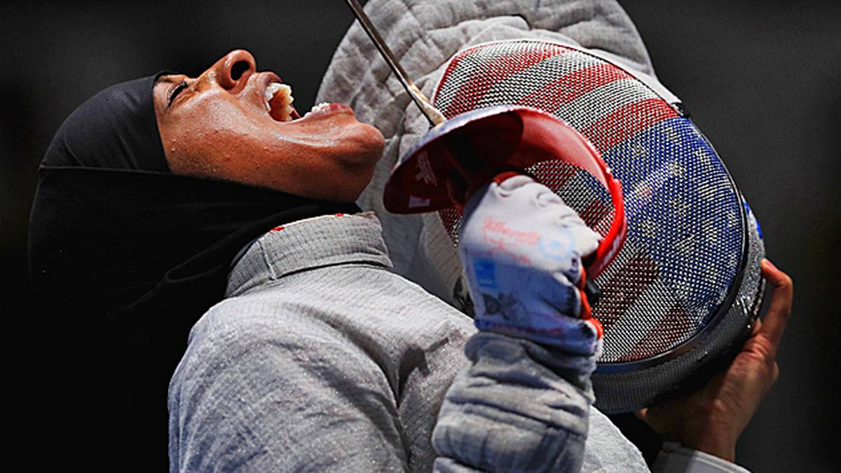 Den goldenen Auftrag von US-Präsident Barrack Obama erfüllt Ibtihaj Muhammad nicht ganz, doch zumindest Bronze holt sich die Säbelfechterin mit dem Team der Vereinigten Staaten. Als erste US-Athletin der Geschichte mit einem Kopftuch bei Olympia schreibt sie ohnehin Geschichte. "Ich will beweisen, dass einen absolut nichts daran hindern sollte, seine Ziele zu erreichen. Weder Rasse, Religion noch Geschlecht", hat die Muslimin vor den Spielen gesagt