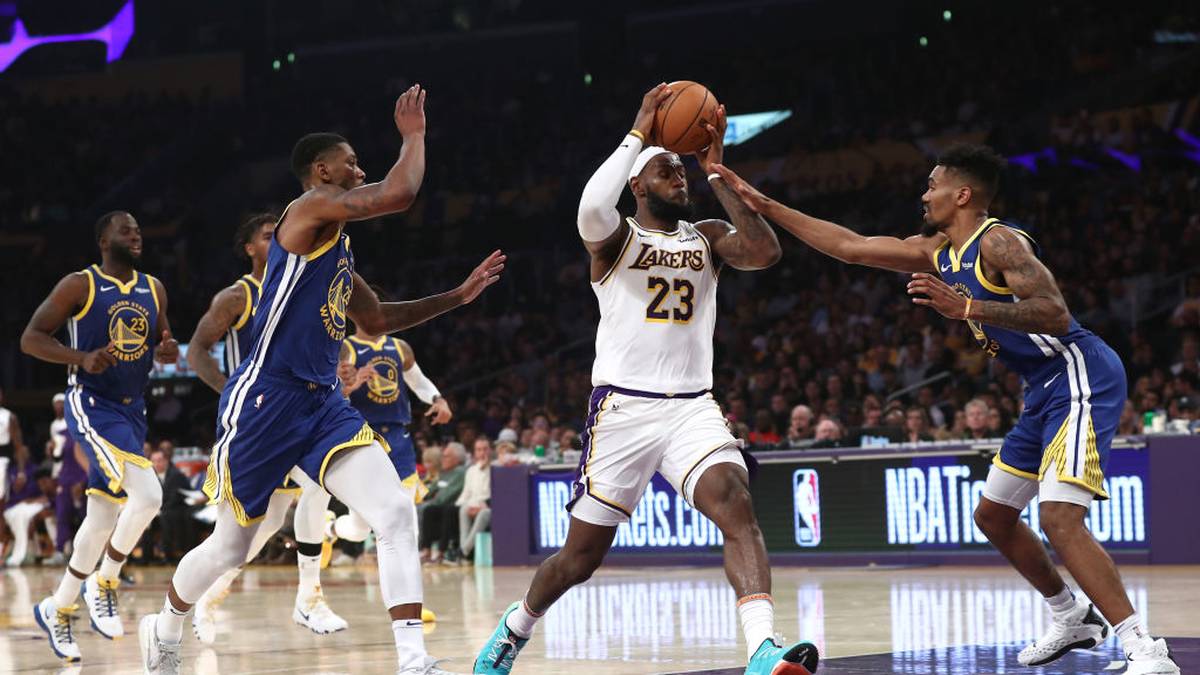 PLATZ 10 - LEBRON JAMES: Der Superstar, der inzwischen für die Los Angeles Lakers spielt, hat es geschafft. In der Saison 18/19 verdrängt LeBron mit nun 8662 Assists Andre Miller (8524) von Rang zehn 