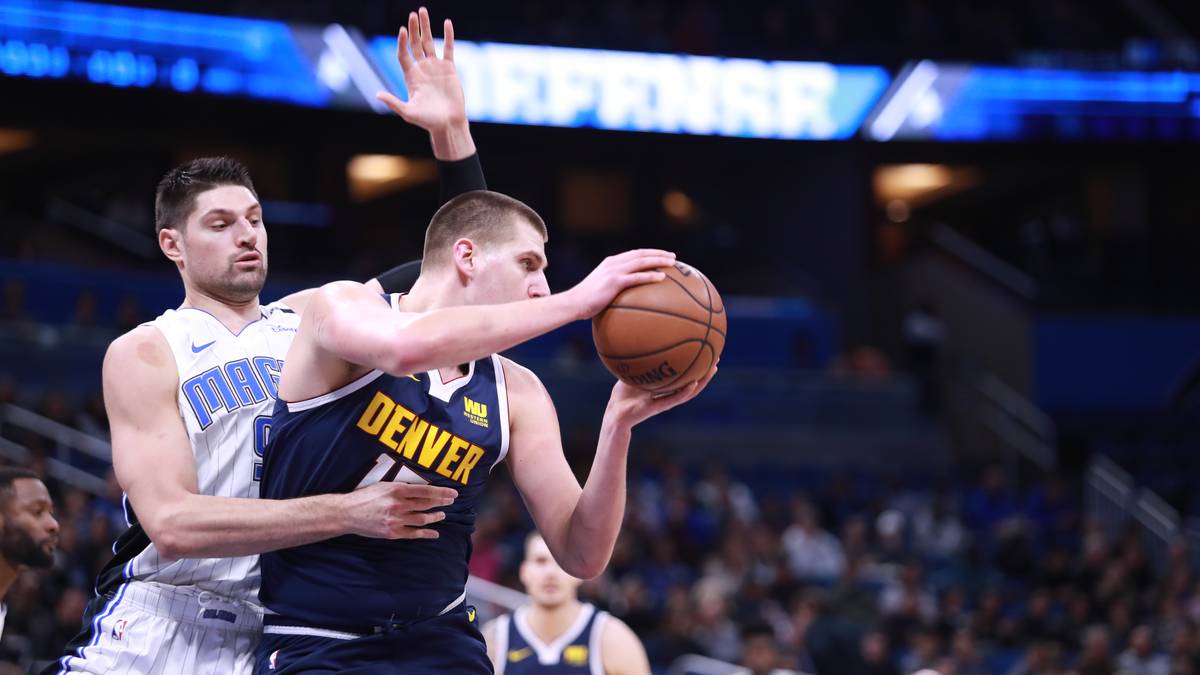 Gleichzeitig ist er mit seiner Fußarbeit und dem weichen Handgelenk selbst eine Gefahr - auch außerhalb der klassischen Center-Bereiche. In der Defense wird Jokic von athletischeren Gegenspielern oftmals überrannt. Aber angesichts seiner erst 24 Jahre hat der Serbe noch reichlich Luft nach oben und zählt in den kommenden Jahren sicherlich zu den Superstars der Liga