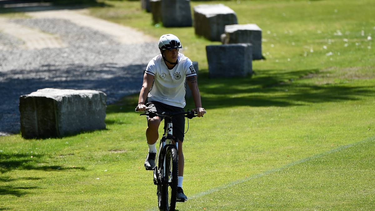 Während sich Mesut Özil (locker) auf dem Fahrrad abstrampelt,...