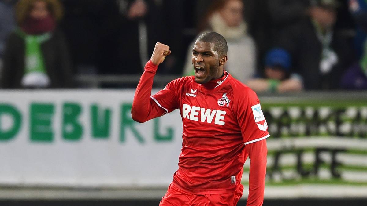 Kölns Stürmer rast an allen vorbei, schlenzt den Ball dann sehenswert ins rechte Eck. Die Gäste nehmen einen Punkt aus Wolfsburg mit