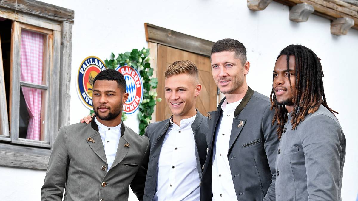 Serge Gnabry, Joshua Kimmich, Robert Lewandowski und Renato Sanches posieren gemeinsam und lassen sich die Stimmung nicht verderben