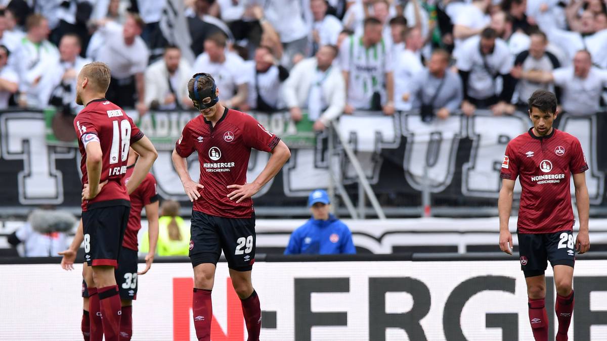 ... und wurde nach dem letzten Heimspiel gegen Borussia Mönchengladbach (0:4) sogar von den eigenen Fans ausgegeben: "Mission Wiederaufstieg" stand auf den T-Shirts, welche die Club-Ultras den Profis zur Aufmunterung schenkten