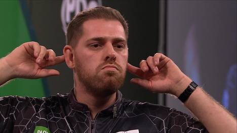 Berry van Peer sorgt bei seinem Debüt im Ally Pally für eine Überraschung. Er bezwingt Luke Woodhouse nach fünf Sätzen mit 3:2.