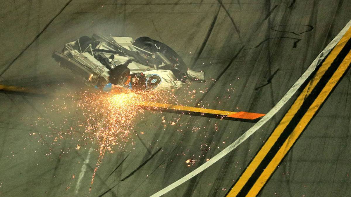 Hinter LaJoies Boliden kracht der völlig zerstörte Ford Mustang dann wieder auf die Strecke und schlittert Funken sprühend über den Asphalt