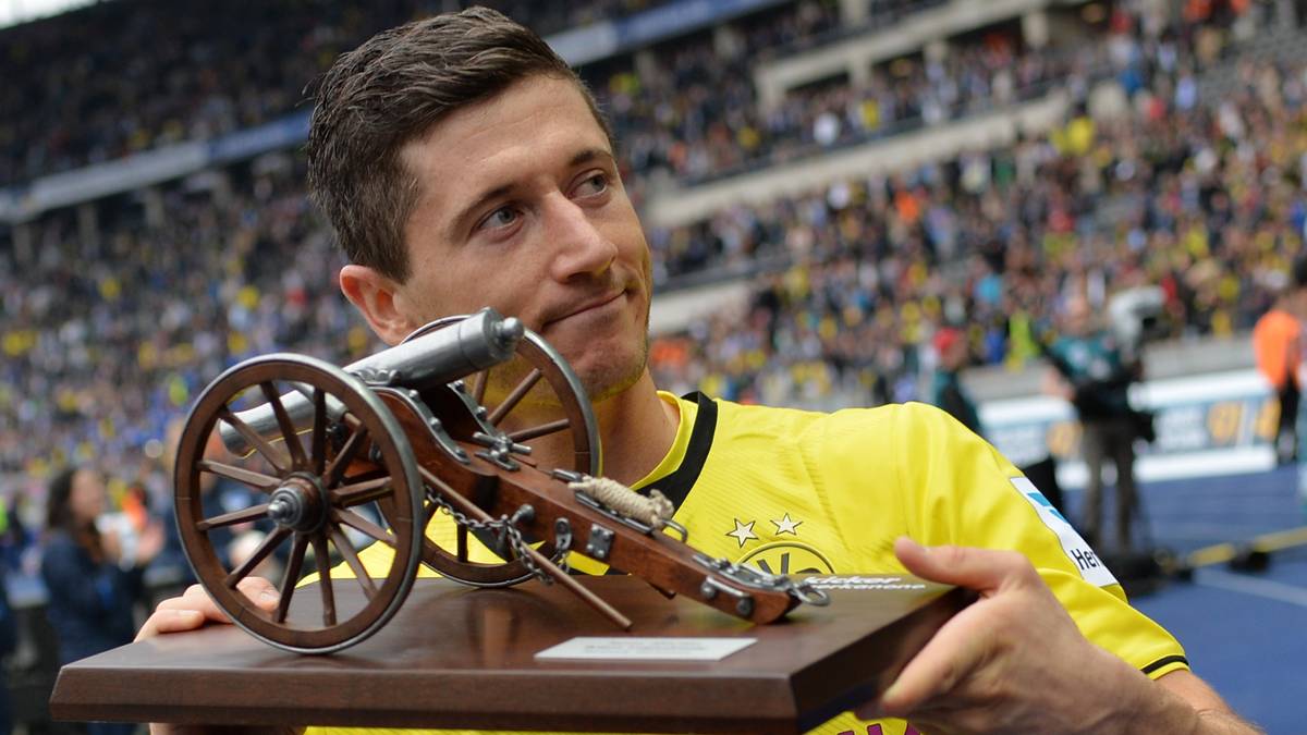 Dortmund muss damit etwas in Kauf nehmen, was im Januar 2014 offiziell wird: Lewandowski wechselt ablösefrei zum FC Bayern. Vorher stellt er aber auch nochmal unter Beweis, dass das Theater keine Auswirkungen auf dem Platz hat - er geht als Torschützenkönig