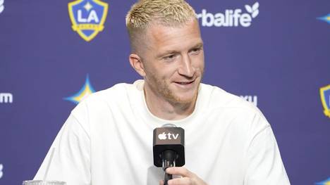 Marco Reus wird auf der Pressekonferenz von LA Galaxy von einem 10-Jährigen befragt. Der kleine Junge holt sich Tipps vom Ex-Dortmunder im Umgang mit Erkrankungen.