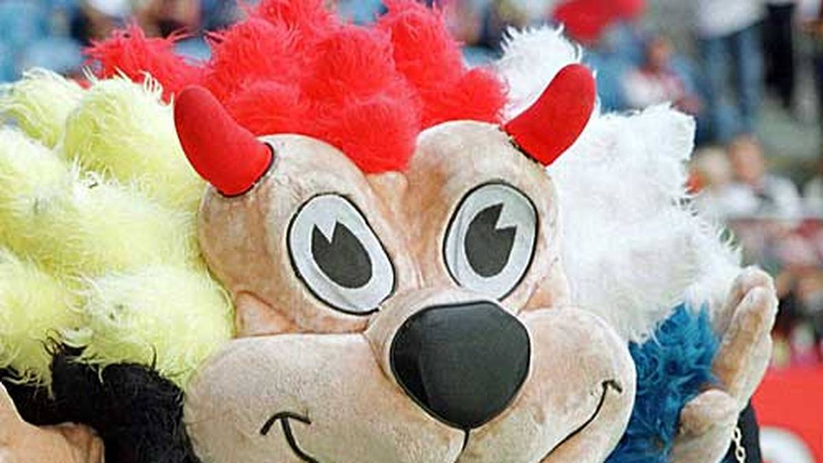 Auch das soll ein Löwe sein - sogar mit Teufelsschwanz. Bei der EM 2000 in den Niederlanden und Belgien zieht nicht nur die deutsche Mannschaft beim Vorrunden-Aus eine schräge Nummer ab. Maskottchen "Benelucky" fügt sich problemlos ein
