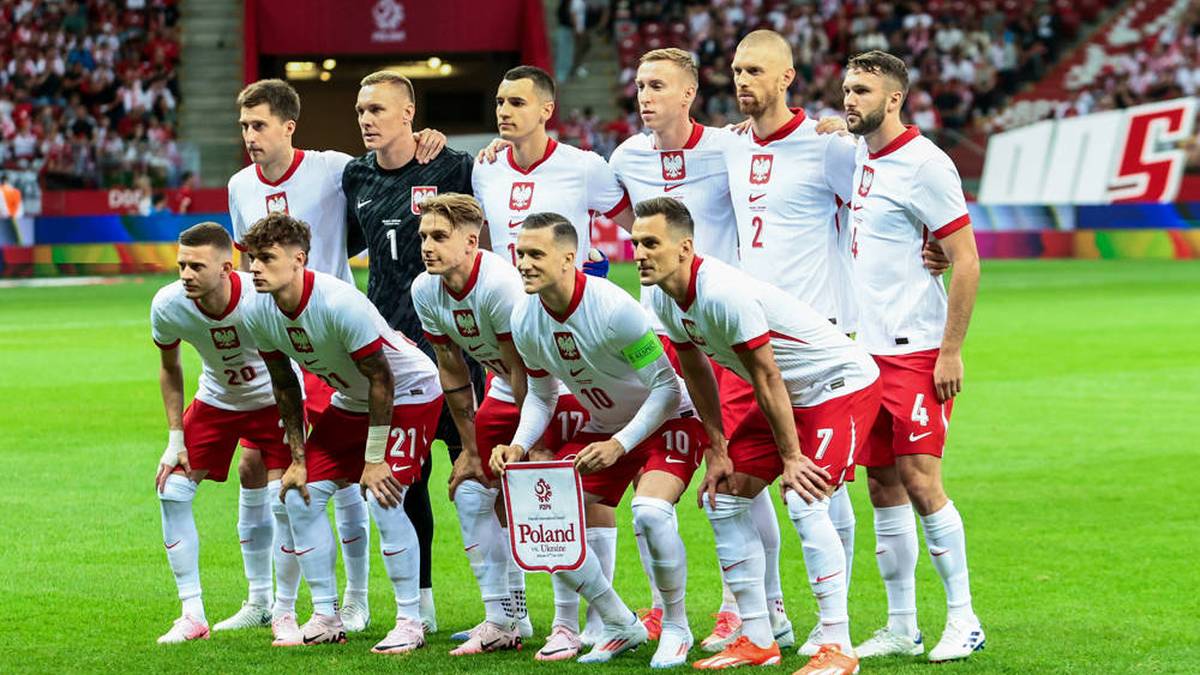 Polen: "Bialo-Czerwoni", die Weiß-Roten. Oder: "Biale Orly", die Weißen Adler, wegen des gekrönten weißen Adlers im polnischen Wappen