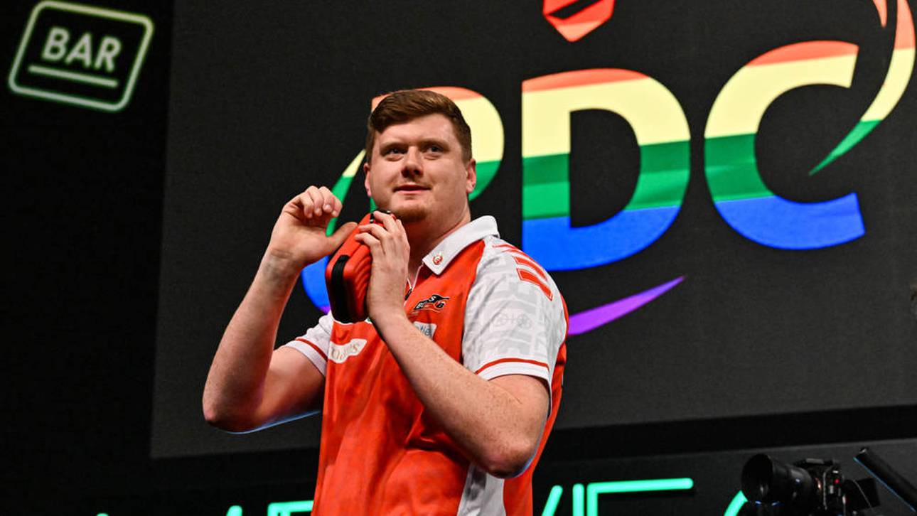 Niko Springer steht beim German Darts Grand Prix im Achtelfinale