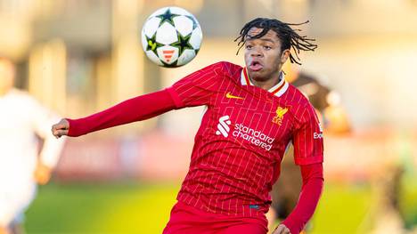 Rio Ngumoha kommt zu seinem Profidebüt für den FC Liverpool