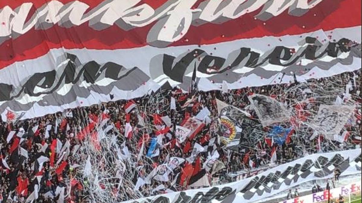 Schon zum Auftakt in die aktuelle Europa-League-Saison gegen Arsenal hatten sich die SGE-Fans etwas Besonderes ausgedacht. Gegen die Gunners tischten die Eintracht-Anhänger ein gewaltiges Banner mit dem Schriftzug "Eintracht Frankfurt - mein Verein" auf. Natürlich in den Vereinsfarben