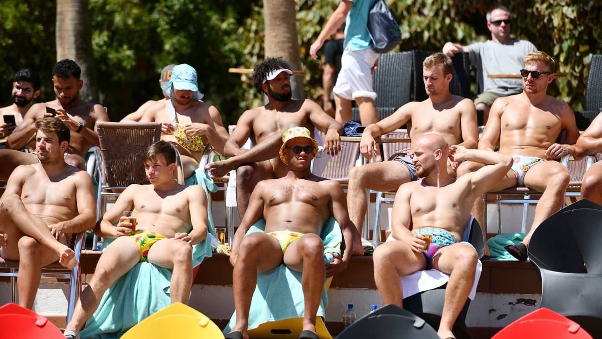 Die Spieler unserer Rugby-Nationalmannschaft verfolgen das Treiben ein wenig skeptisch...