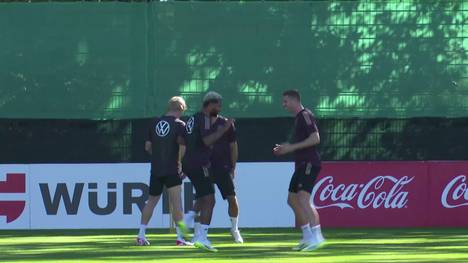 Beim Training des DFB-Teams liefern sich Robin Gosens und Serge Gnabry ein Battle - und kommen dabei aus dem Lachen so gar nicht mehr heraus. 